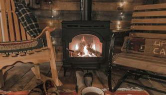 Cozy Log Cabin with an Indoor Fireplace Located on 70 Forested Acres in Leicester, Vermont - Foto 3