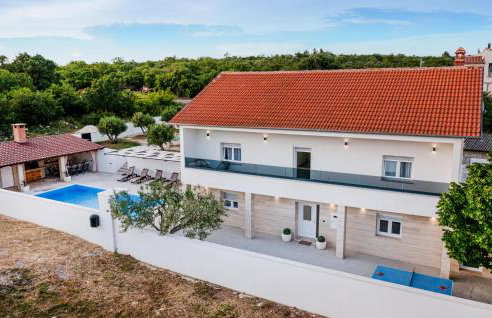 Gorgeous Home In Nadin With Wifi - Photo 10