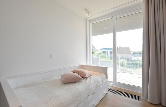 Bright Coastal Family Escape - Photo 17