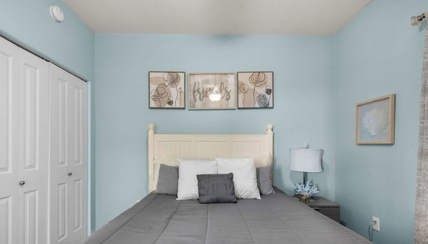 Beachfront Corner Unit w/ Wrap-around Balcony, Close to Attractions! - Foto 4, Habitación