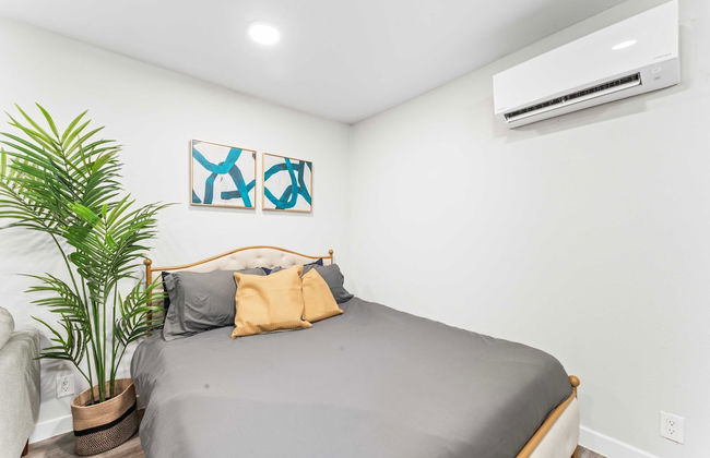 Chic West Downtown Studio w Washer Dryer - Foto 21