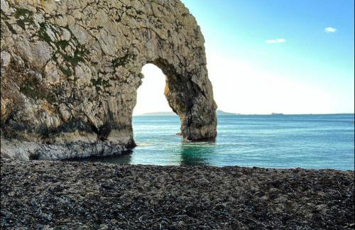 Comfy 2 bed house located at Wareham train station - Photo 18