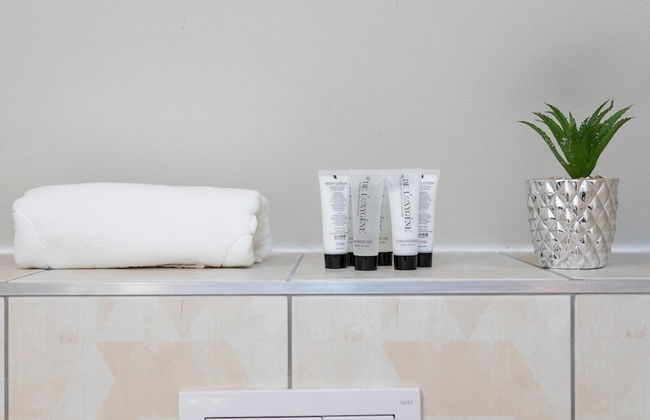 Cozy and Bright Duplex Near City Center - Photo 14