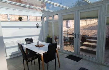 Brackenfield House in Great Barr, Birmingham near the Alexander Stadium and near the M6, with free WiFi, free parking and easy access to Walsall, West Bromwich, Aston Villa Football Ground, Star City and Birmingham City Centre - Foto 1