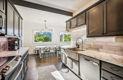 Luxury River Home - Pets Stay Free - Photo 19