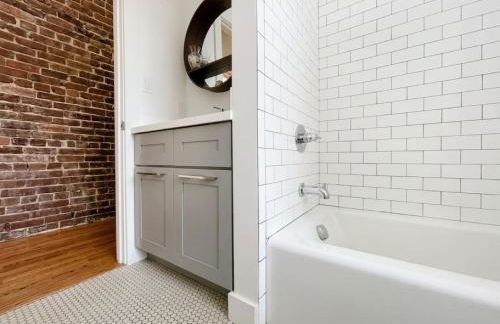Historic 1900s Townhome with a Modern Flair - Foto 34