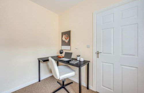 Beautiful Detached House with Driveway Parking, Study Room, Spacious Garden, Smart TVs and Fast Wifi by Yoko Property - Photo 25