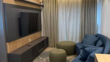 Flat moderno e confortável - excelente localização - Foto 1