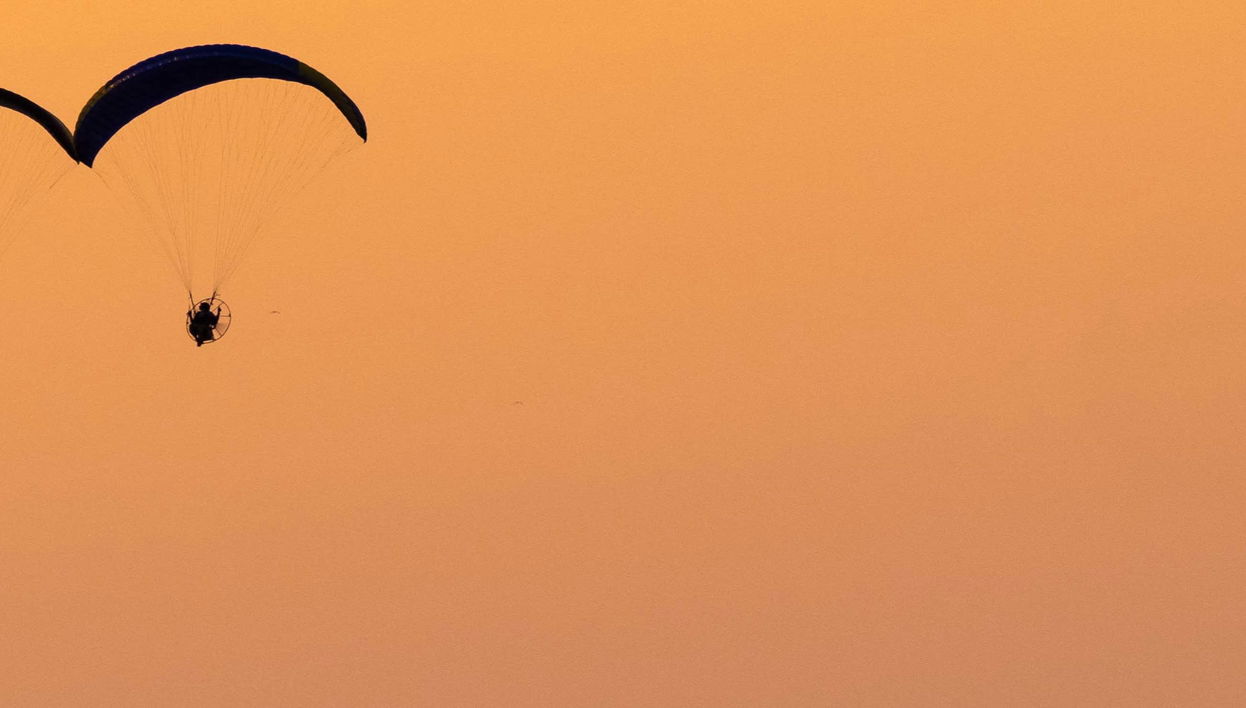 Voo de paramotor pela baía de Jacó