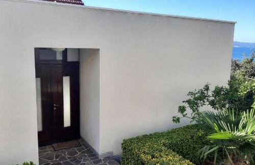 Beachfront Luxury Villa with Private Pool & Stunning Sea Views - Photo 28