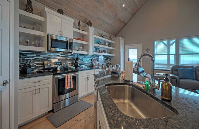 Waterfront, Shared Boat Dock & Pool w/ Views Ariels Grotto by Avantstay - Foto 12