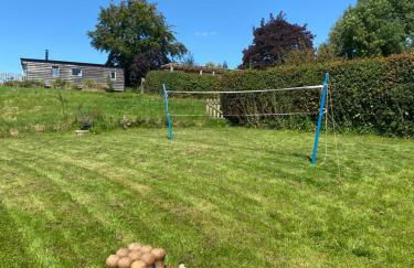 Luxury homely open-plan Barn with log burner & games room - Foto 20