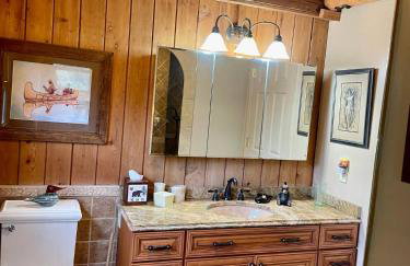 Lake Escape to an Elegant 4 Br Home - Foto 26