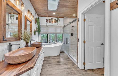 The Retreat at Wildwood - Hot Tub Theater & Deck - Foto 22