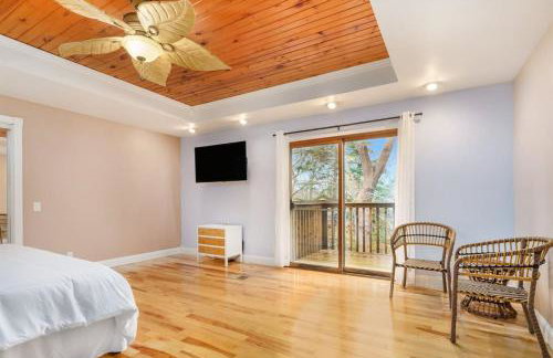 Peaceful Forested 5 Bdrm Near Lake sleeps up to 16 - Photo 14