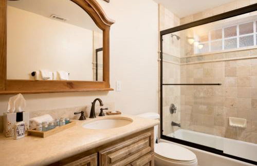 Big Bear Village View Haus is a large pet and kid friendly chalet with hot tub located a short walk to village - Foto 34