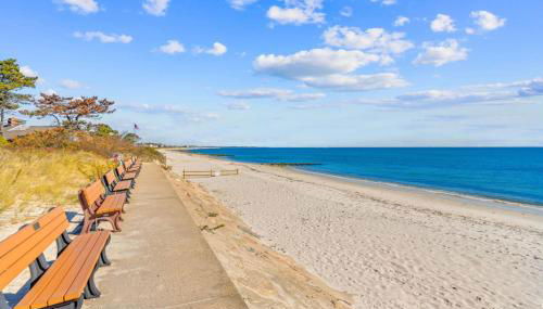 Charming House by the Beach with Patio Grill and FirePit - Foto 5