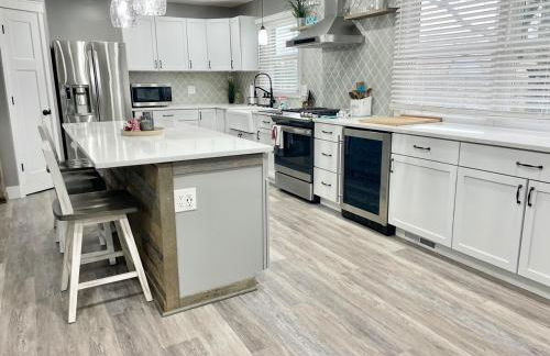 Rustic Chic in Charming Center Grove w Fenced Yard - Foto 11