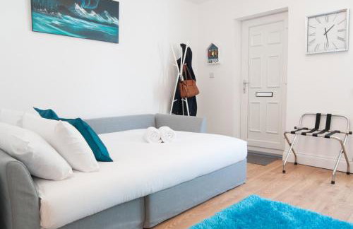 The Wellington - Stylish 3-Bedroom House, Sleeps 8, Ideal for Professionals - Photo 30
