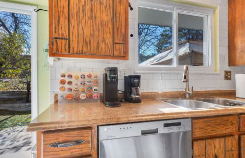 6BD Near DT - BBQ Grill, Games & Football Fun - Photo 16