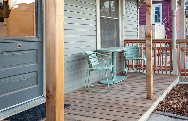 Couples Getaway | Walk to Unc | Free Cruiser Bikes - Foto 26