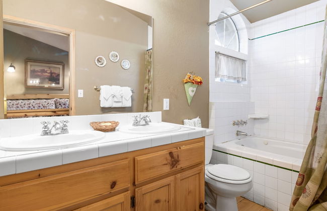 Abe's Cool Cabin - Nice luxury home with a game room, hot tub, and pool table - Foto 45