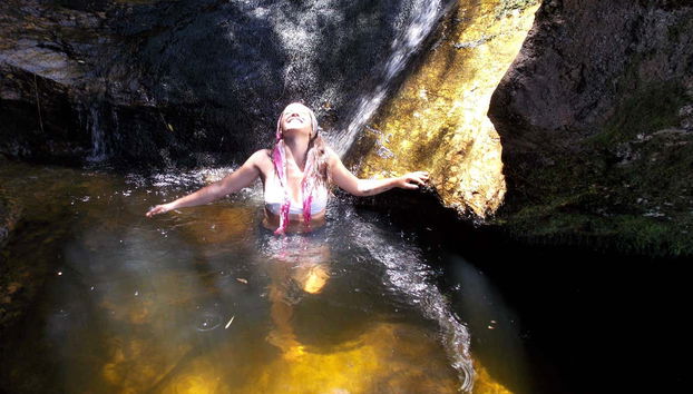 Baño en el río subterráneo La Bestia