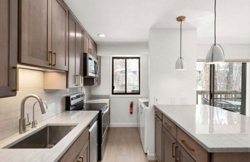 Renovated Riverfront 3 BR, 2 BA with Pool - Walk to Town! - Foto 30