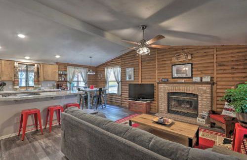 Updated Strawberry Family Cabin with 2 Private Decks - Foto 1