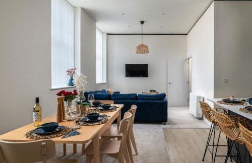 Charming 2 Bedroom Apartment in a Converted Chapel - Free Parking, Smart TV, Fast WiFi and Self-Check-In by Yoko Property - Foto 24