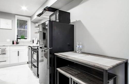 Centrally-Located Well-Decorated Solar-Powered - Foto 9