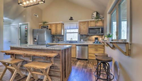 Creek-View Getaway with Deck, Yard, and Fire Pit! - Foto 2