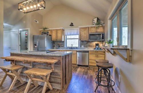 Creek-View Getaway with Deck, Yard, and Fire Pit! - Foto 2