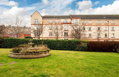 Stylish 2-Bed Flat with Balcony Near Haymarket - Pass the Keys - Foto 42