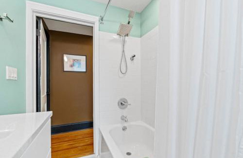 Lowry Parlour - Photo 22