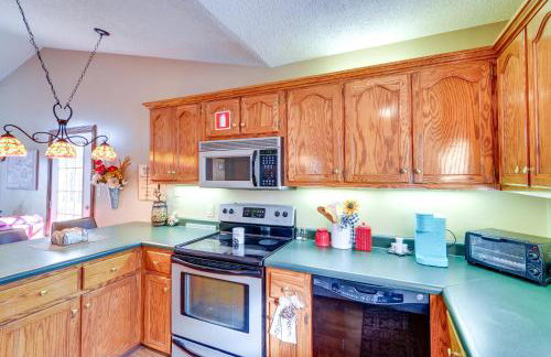 Burnside Resort Cabin with Hot Tub and Outdoor Spots! - Foto 10