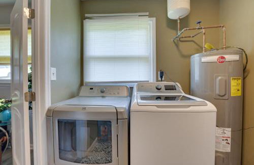 Modern Birmingham Escape with Yard and Fire Pit! - Foto 24