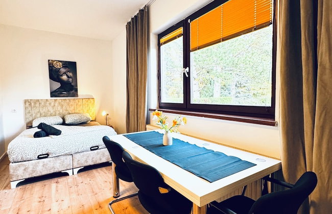 Cozy 3BR Apt with Garden Sleeps 10 - Foto 28