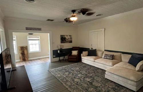 Classic Lakeside Estate Stay with Cozy Living Spaces & Outdoor Adventures in Kuttawa, Kentucky - Foto 7