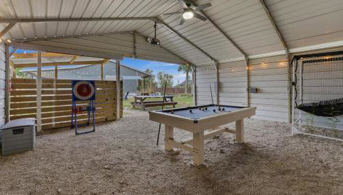 Game Barn, Cowboy Pool, 17ft Movie Screen - sleeps 10 - Photo 4, Game Room