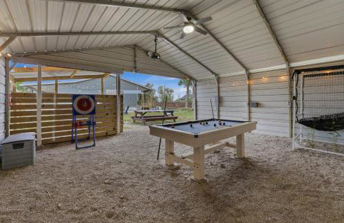 Game Barn, Cowboy Pool, 17ft Movie Screen - sleeps 10 - Photo 4