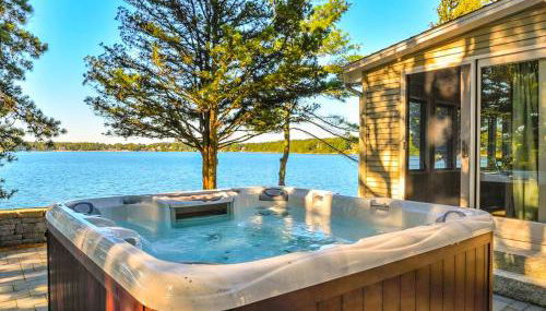 Gorgeous Waterfront Cottage with Luxurious Hot Tub for a Weekend Getaway near Cape Cod, Massachusetts - Foto 5