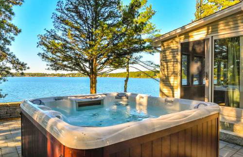 Gorgeous Waterfront Cottage with Luxurious Hot Tub for a Weekend Getaway near Cape Cod, Massachusetts - Foto 5