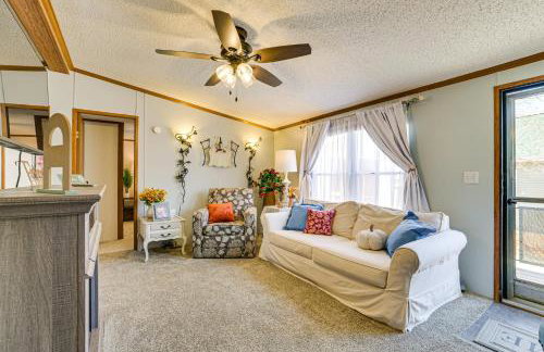 Walk to Houghton Lake! Family Retreat with Patio - Foto 5