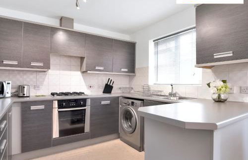 LONG STAYS 30pct OFF - Comfy 3 Bed House near City Centre - PS4 - PARKING By Klarok Short Lets & Serviced Accommodation - Photo 7