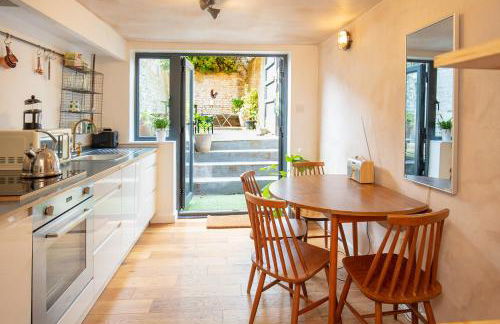 Modern flat with KING bed, garden & outdoor dining - Foto 14