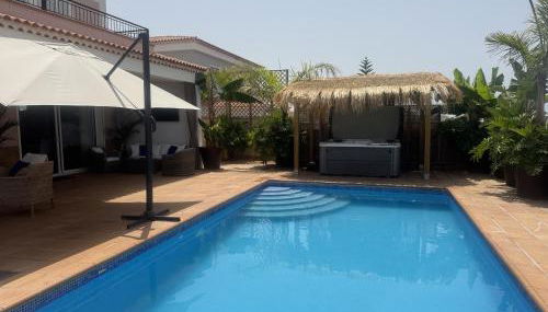 VILLA BLOSSOM in the beautiful area of Puerto Santiago Tenerife with 5 bedrooms for up to 10 guests private swimming pool and many other activities to entertain the family Secure parking for 2 cars and disabled access throughout - Foto 5