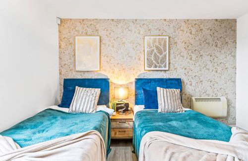 30 percent off! Stylish 2 Bed 2 Bath Abode with Parking - Foto 23