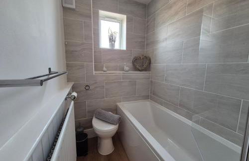 2 Bed Maisonette with Sofa Bed - Ideal for Groups #26C - Foto 36