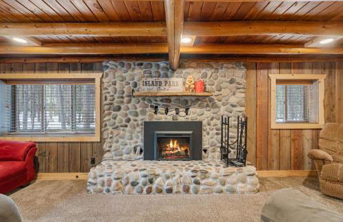 Rustic Retreat, Sleeps 20, Epic Game Room, Hot Tub, 20min to Yellowstone - Foto 10